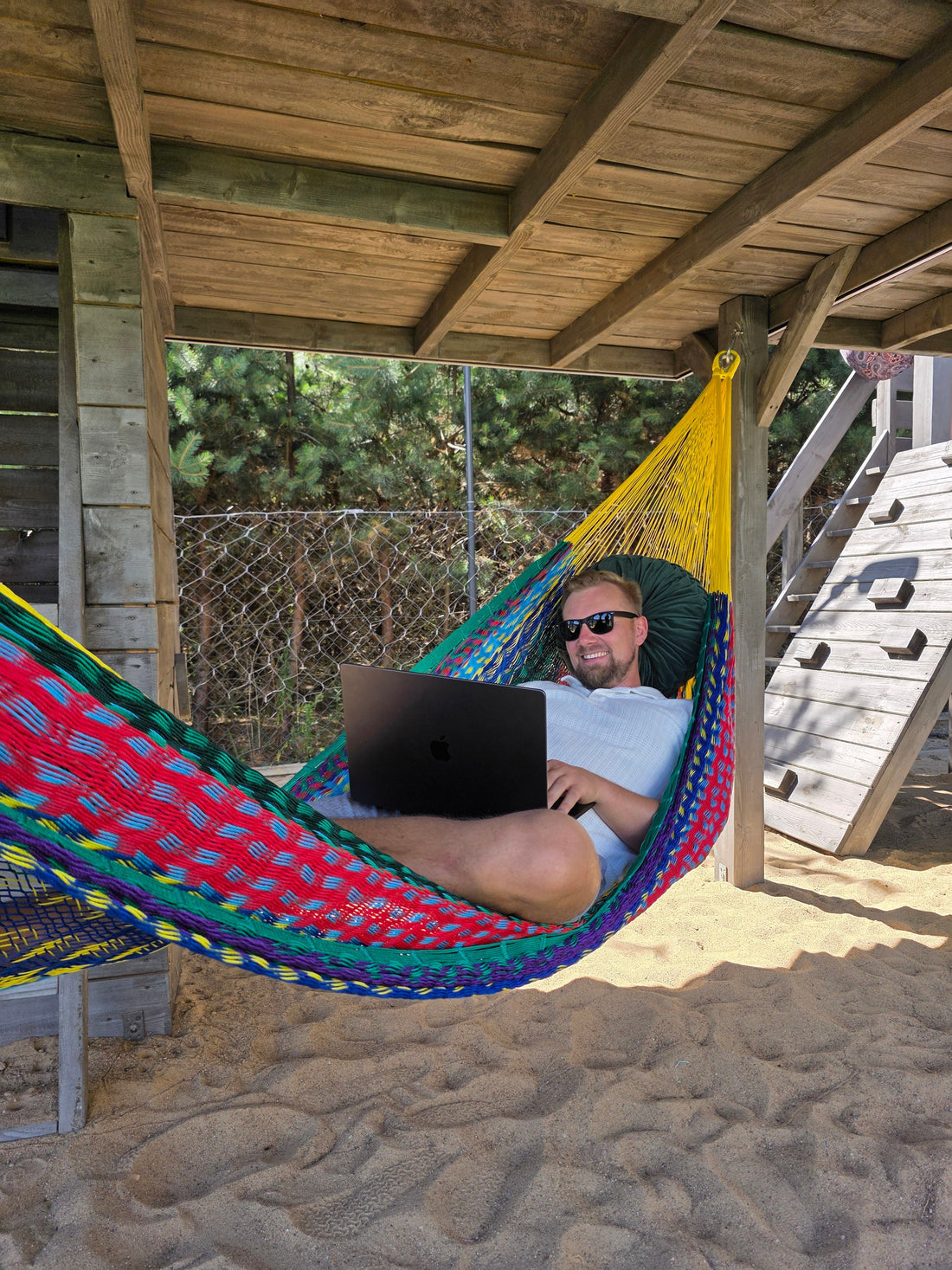 Praca z hamaka – czy to naprawdę możliwe? Tak, pod warunkiem że wybierzesz odpowiedni hamak